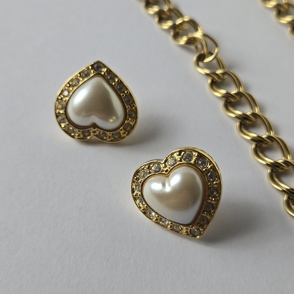 Avon Vintage Gold Tone Fuax Pearl Heart Rhinestones Earrings Necklace Set - Picture 5 of 17